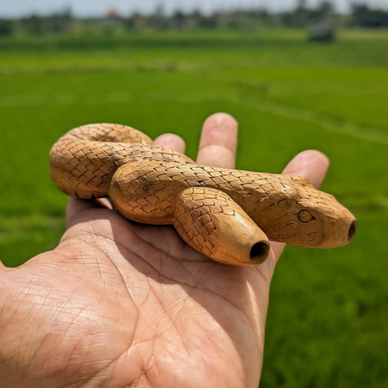 Teak Kuripe - Sacred Snake - handcrafted rapé self-applicator - mouthpiece close-up Teak Kuripe - Sacred Snake - handcrafted rapé self-applicator - mouthpiece close-up