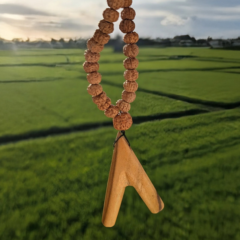 Mala Kuripe - Rudraksha - handcrafted rapé self-applicator - mouthpiece close-up